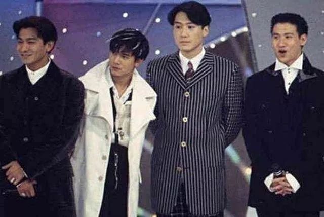 �ڵ�30���̨������˥¼��һ�������͵ĸ��