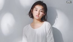 年少成名的张子枫边录《向往》边刷题，网友：刷题卷子有点眼熟