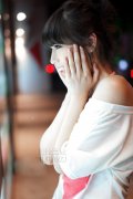 用那首熟悉的歌唤醒沉睡的妻