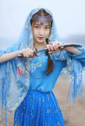 网上曝出疑为小三女子被扒光遭群殴 近乎半裸