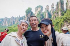 李冰冰带爸妈游玩张家界 网友在线“支招”