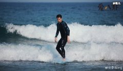 李现晒冲浪照实在是太飒了, 网友直呼他是乘风破浪的少年