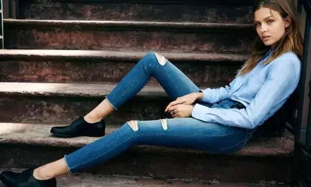 连香奈儿都啧啧称奇的平价牛仔裤,不仅显瘦10斤还腿长2米!