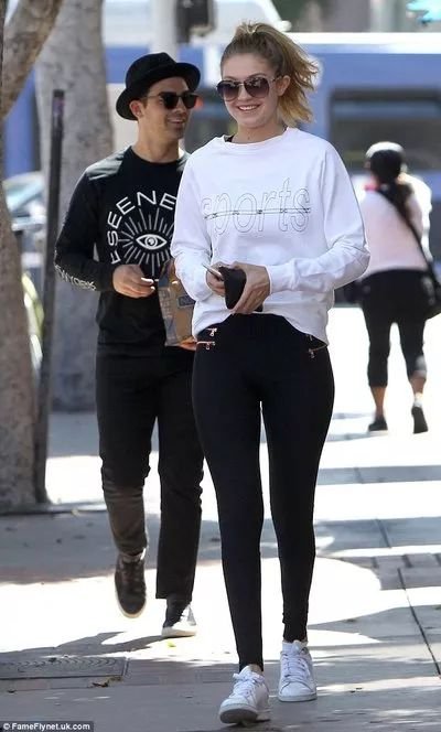 连香奈儿都啧啧称奇的平价牛仔裤,不仅显瘦10斤还腿长2米!