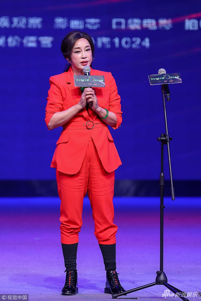 64岁刘晓庆现身脸僵到笑不动,双手出卖了年龄