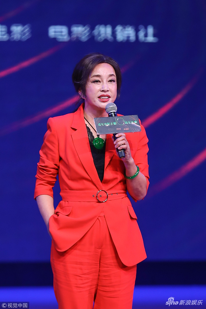64岁刘晓庆现身脸僵到笑不动,双手出卖了年龄
