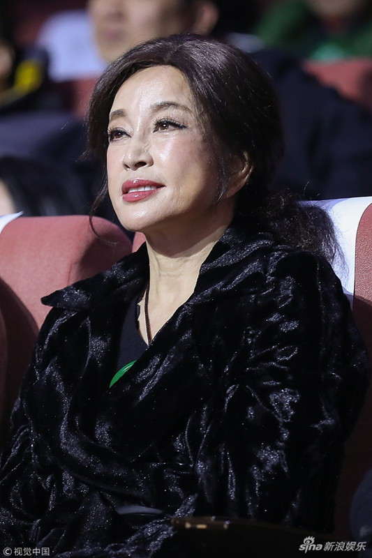 64岁刘晓庆现身脸僵到笑不动,双手出卖了年龄