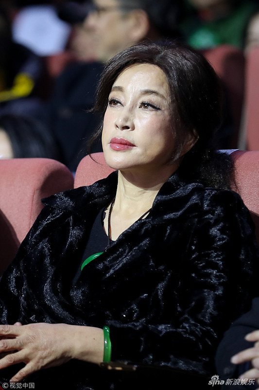 64岁刘晓庆现身脸僵到笑不动,双手出卖了年龄