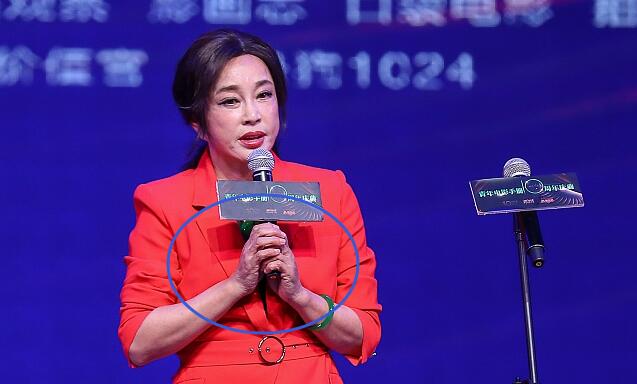 64岁刘晓庆现身脸僵到笑不动,双手出卖了年龄