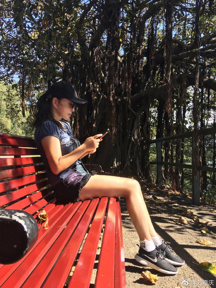 64岁刘晓庆现身脸僵到笑不动,双手出卖了年龄