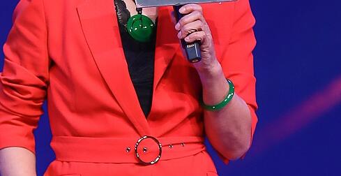 64岁刘晓庆现身脸僵到笑不动,双手出卖了年龄