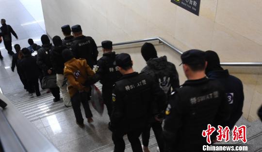 3月29日晚，专案组一行押解犯罪嫌疑人成功回山西。　张怡 摄