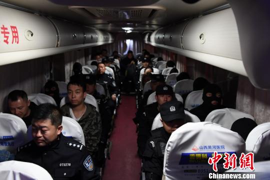 3月15日，在忻州市局的统一指挥下，市县两级公安机关联合组成20余人的专案组，远赴福建省开展收网抓捕行动。　张怡 摄