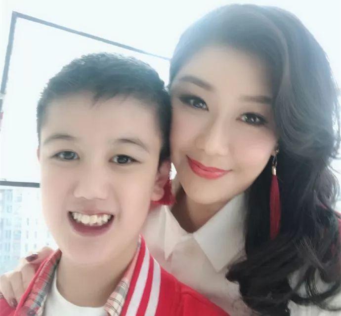 她是“万妖女王”,曾遭未婚夫家暴,为养子拒绝富商追求