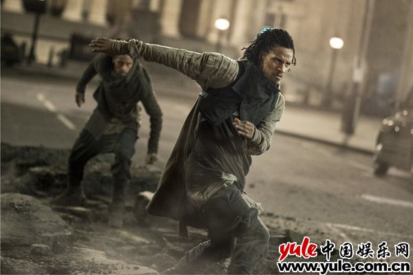 双胞胎外星人杀气重重 电影《黑衣人:全球追缉》曝新剧照 锤哥女武神再搭档酷帅燃炸