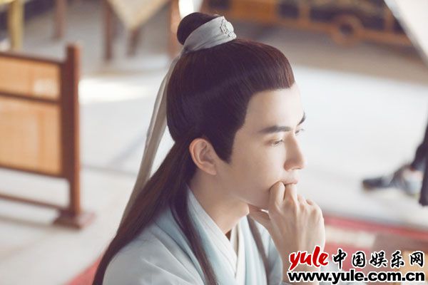 许仙思考 于朦胧《新白娘子传奇》持续热播 许仙“复活”重回“单身”
