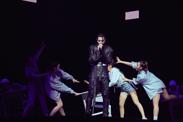 吴亦凡南京演唱会首唱《大碗宽面》 感谢歌迷让自己不平凡