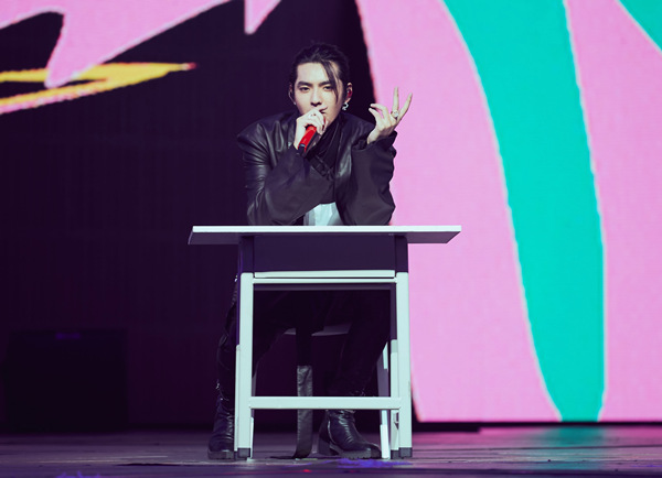 吴亦凡南京演唱会首唱《大碗宽面》 感谢歌迷让自己不平凡