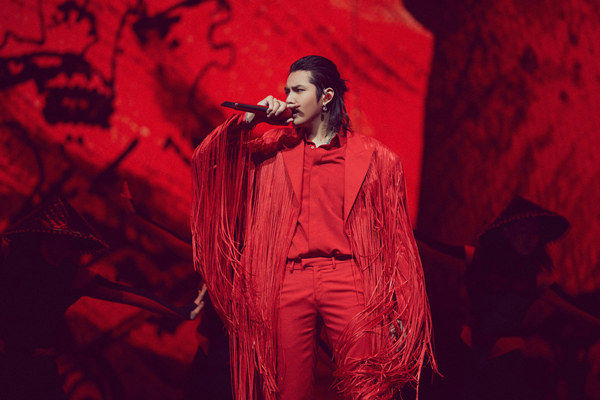 吴亦凡南京演唱会首唱《大碗宽面》 感谢歌迷让自己不平凡