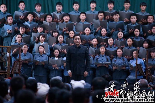 “黄河大合唱”片段燃哭! 铁汉胡军柔情献艺《音乐家》