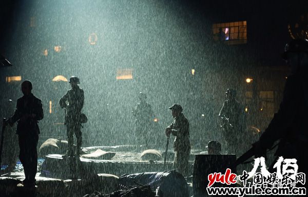 雨中备战 管虎新作《八佰》杀青一周年 499天1500人共铸中国战争史诗