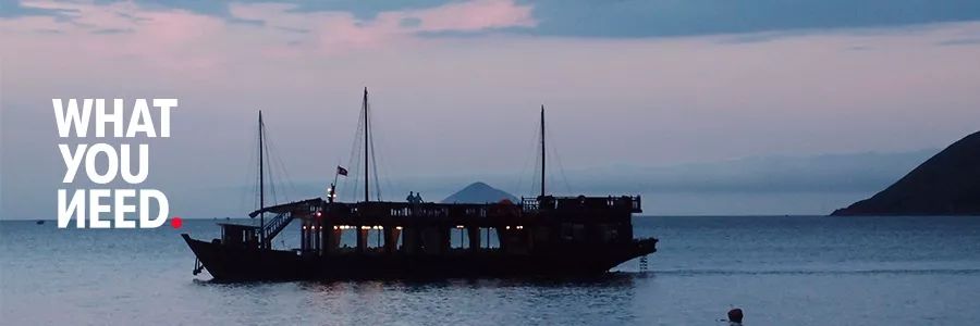 她带着骨灰去旅行。