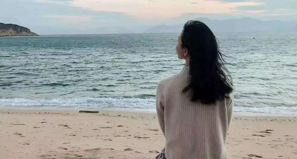 她带着骨灰去旅行。