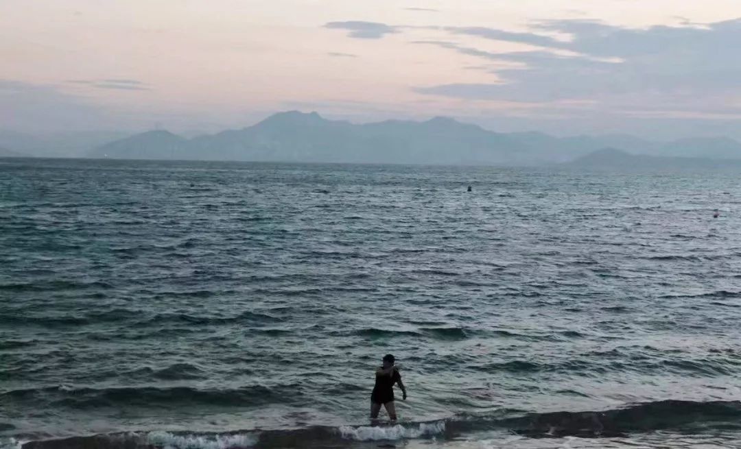 她带着骨灰去旅行。