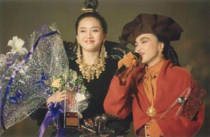 被港媒贴上失意而疯癫标签的不止蓝洁瑛…