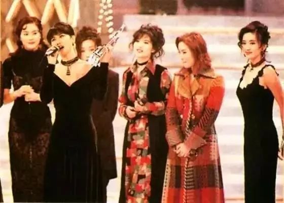 被港媒贴上失意而疯癫标签的不止蓝洁瑛…