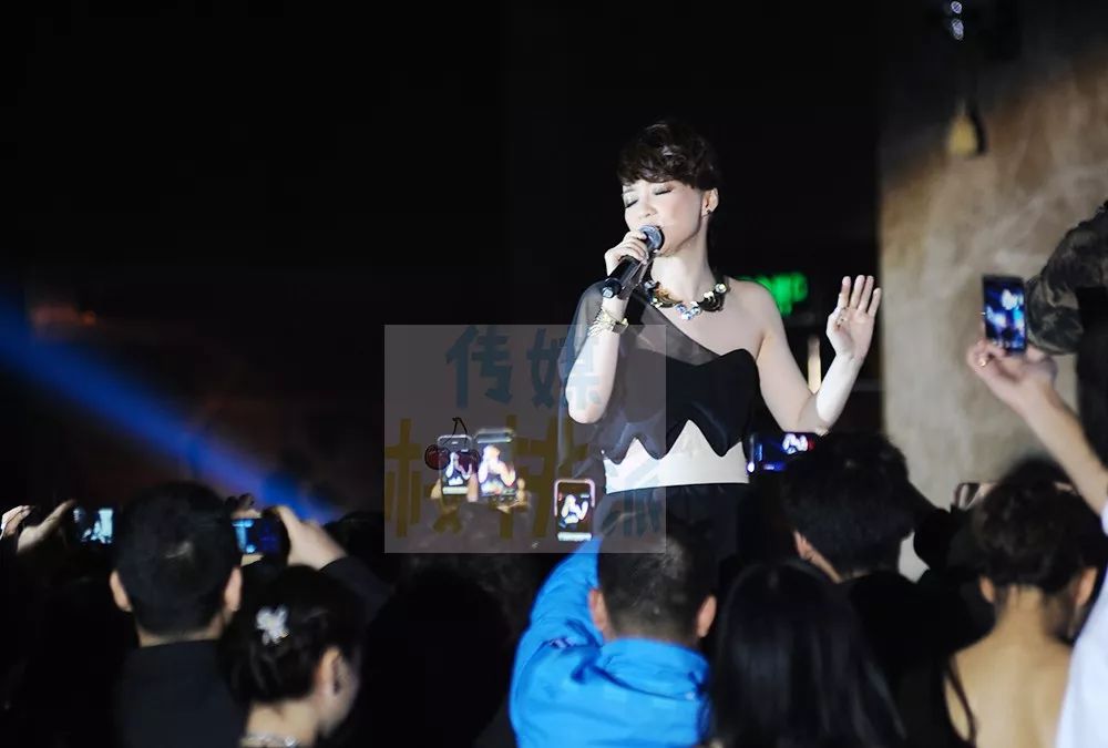 被港媒贴上失意而疯癫标签的不止蓝洁瑛…