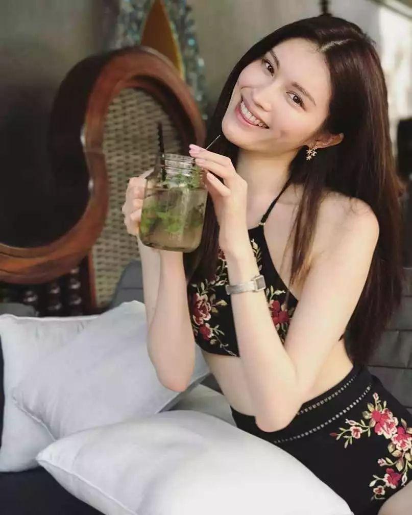 除了和亲爸闹“乌龙恋情”,她还秒删结婚证,隐婚被发现了?