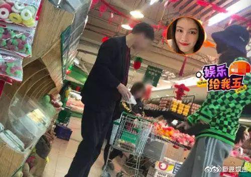 除了和亲爸闹“乌龙恋情”,她还秒删结婚证,隐婚被发现了?
