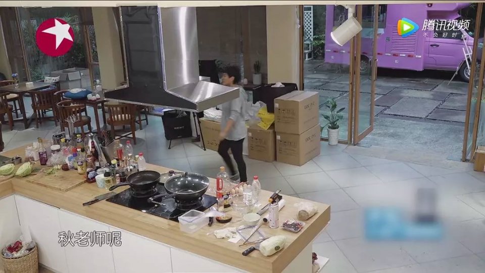 除了和亲爸闹“乌龙恋情”,她还秒删结婚证,隐婚被发现了?