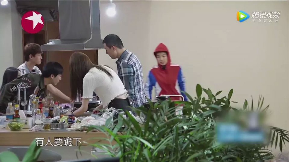 除了和亲爸闹“乌龙恋情”,她还秒删结婚证,隐婚被发现了?