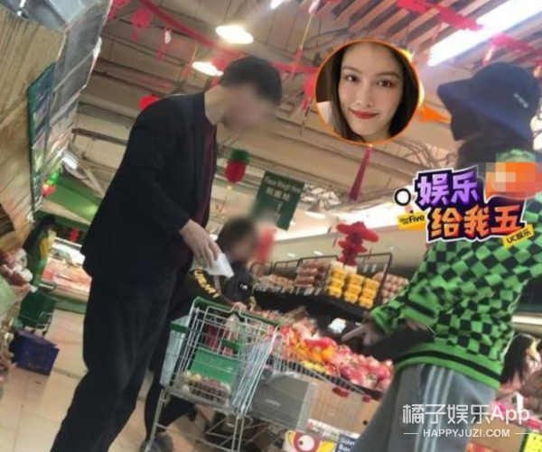 她的“绯闻男友”是亲爸?