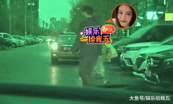 她的“绯闻男友”是亲爸?