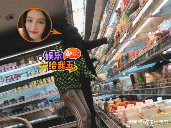 她的“绯闻男友”是亲爸?