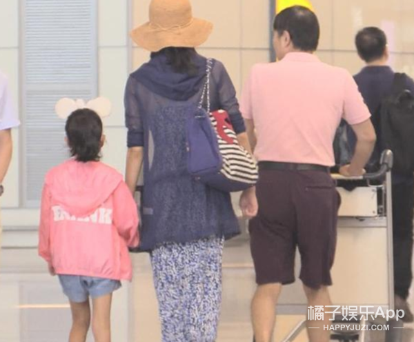 她的“绯闻男友”是亲爸?