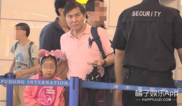 她的“绯闻男友”是亲爸?