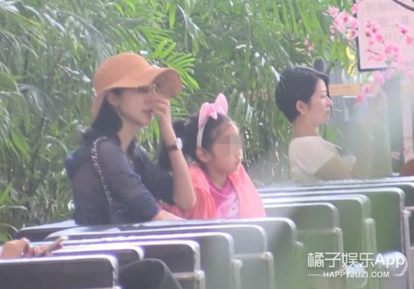 她的“绯闻男友”是亲爸?