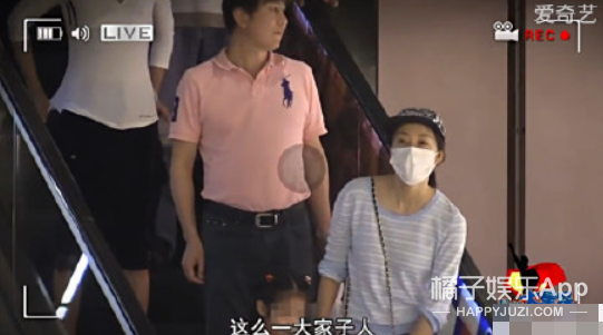 她的“绯闻男友”是亲爸?