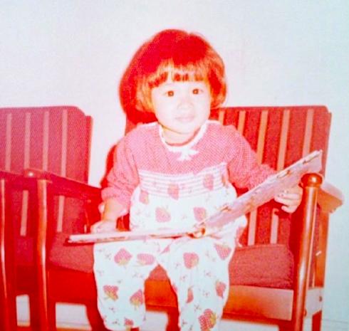 张伦硕晒49岁钟丽缇童年照,与大10岁婆婆同框更吸睛