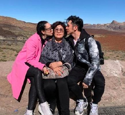 张伦硕晒49岁钟丽缇童年照,与大10岁婆婆同框更吸睛