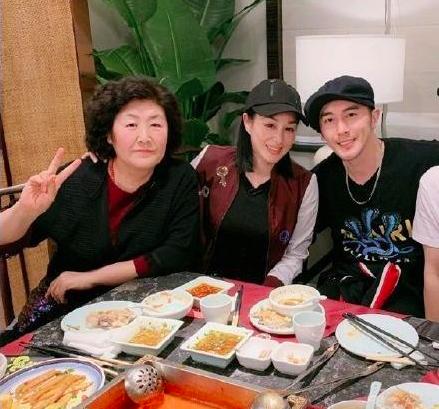 张伦硕晒49岁钟丽缇童年照,与大10岁婆婆同框更吸睛