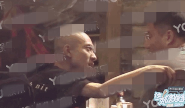 张一山聚餐面露凶相 双手摸头疑心情不好