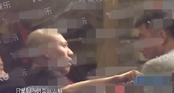 张一山聚餐面露凶相 双手摸头疑心情不好