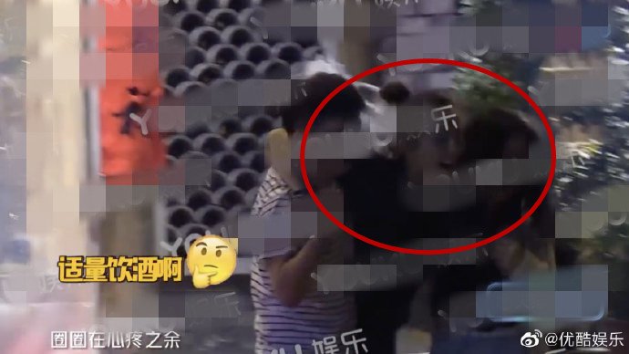 张一山聚餐面露凶相 双手摸头疑心情不好