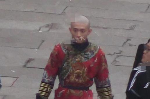 张一山聚餐面露凶相 双手摸头疑心情不好