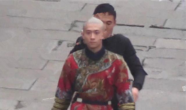 张一山聚餐面露凶相 双手摸头疑心情不好